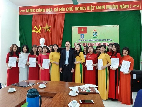 Ông Lê Kim Trọng – Huyện ủy viên, Chủ tịch LĐLĐ huyện trao quyết định kết nạp cho 14 đoàn viên công đoàn. Ảnh: Lăng Thị Kim Ngân