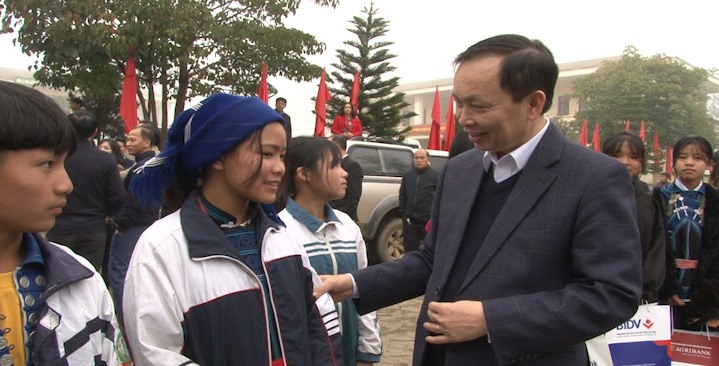 Ông Đào Minh Tú - Phó Thống đốc Thường trực Ngân hàng Nhà nước, Uỷ viên Ban Chấp hành Tổng LĐLĐVN, Chủ tịch Công đoàn Ngân hàng Việt Nam động viên các cháu học sinh tỉnh Lào Cai. Ảnh: Nguyễn Minh