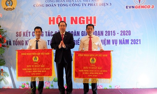 Đại diện Công đoàn Điện lực Việt Nam tặng Cờ thi đua xuất sắc của Công đoàn Điện lực Việt Nam cho Công đoàn Cơ quan Tổng Công ty Phát điện 3 và Công đoàn Công ty Nhiệt điện Phú Mỹ. Ảnh: Đức Long
