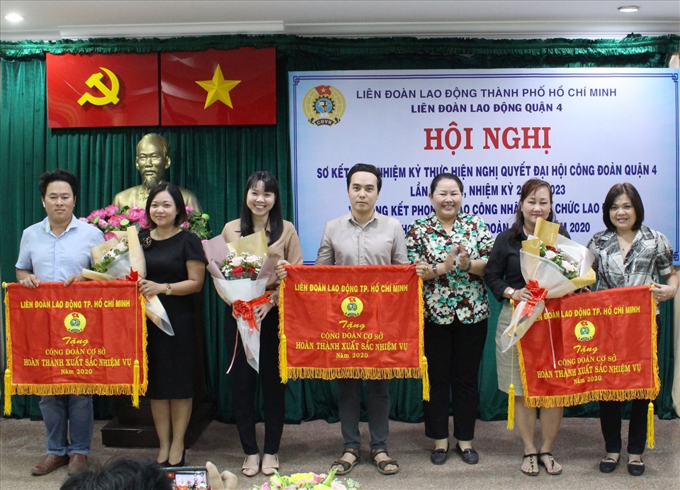 Đại diện LĐLĐ TPHCM tặng Cờ thi đua cho các công đoàn cơ sở trực thuộc LĐLĐ quận 4 hoàn thành xuất sắc nhiệm vụ. Ảnh LĐLĐ quận 4.