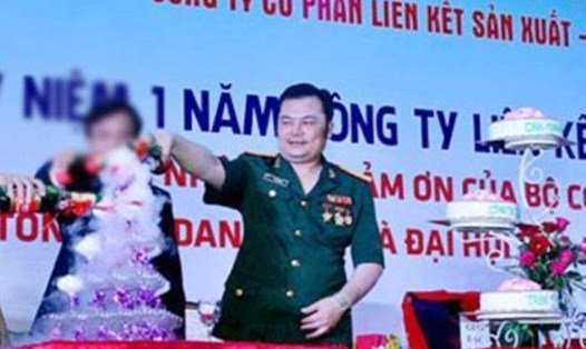 Trùm đa cấp Liên Kết Việt Lê Xuân Giang (giữa) thường mặc quân phục để giả danh quân nhân trong các buổi gặp khách hàng. Nguồn Bộ Công an