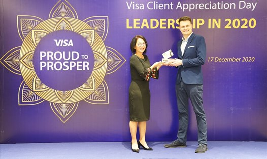 Ông Filip Dosedel – Trưởng phòng Sản phẩm thẻ và Tín dụng quay vòng đại diện Home Credit nhận giải thưởng từ đại diện Tổ chức thẻ Quốc tế Visa.