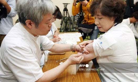 Chuyên gia dự báo Nhật Bản sẽ đạt miễn dịch cộng đồng thông qua tiêm chủng vaccine COVID-19 vào tháng 10.2021. Ảnh: AFP