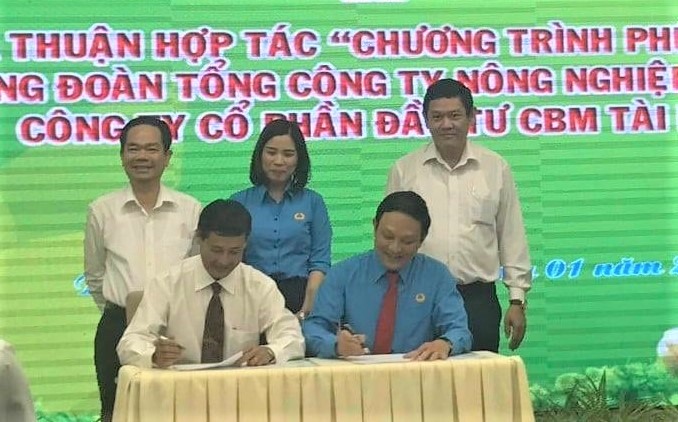Đại diện Công đoàn Sagri và Công ty cổ phần Đầu tư CBM – Tài Phú ký thỏa thuận hợp tác. Ảnh Công đoàn Sagri