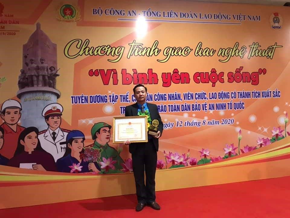 Đại diện Công ty Cổ phần Xi măng Mai Sơn nhận bằng khen trong phong trào “Toàn dân bảo vệ an ninh Tổ quốc” trong CNVCLĐ do Tổng Liên đoàn Lao động Việt Nam phối hợp với Bộ Công an tổ chức. Ảnh: LĐLĐ tỉnh Sơn La