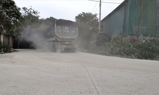 Bụi bẩn mù trời khi các xe trọng tải lớn của công ty Vinh Thành đi vào khu dân cư. Ảnh: T.T