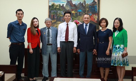 Đại sứ Kazakhstan Yerlan Baizhanov (thứ 3 từ phải sang) trong chuyến thăm Báo Lao Động. Ảnh: Hải Nguyễn