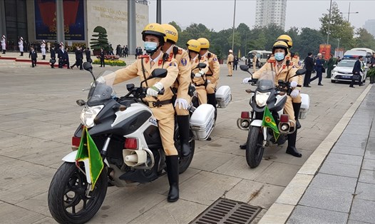Lực lượng Cảnh sát giao thông dẫn đoàn, đảm bảo an toàn giao thông trong những ngày Đại hội Đảng XIII diễn ra. Ảnh: M.H.