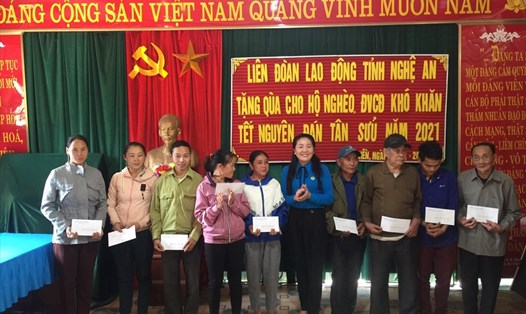 Đại diện LĐLĐ tỉnh Nghệ An tặng quà cho các hộ nghèo xã Lưu Kiền. Ảnh: Thanh Tùng