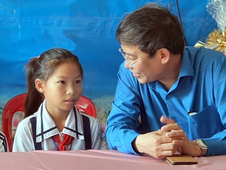 Đồng chí Vũ Minh Đức, Chủ tịch Công đoàn Giáo dục Việt Nam trò truyện với học sinh tiểu học Đất Mũi, tỉnh Cà Mau (ảnh Nhật Hồ)