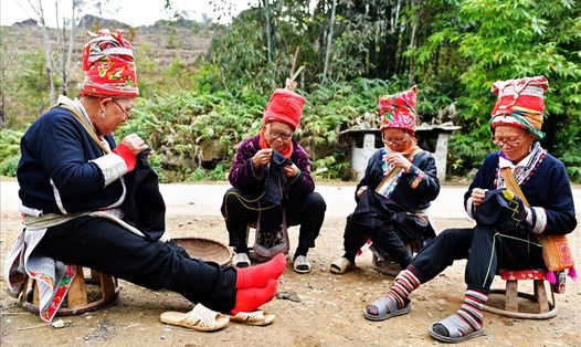 Người Dao đỏ ở Y Tý thêu khăn diện Tết. Ảnh: Việt Văn