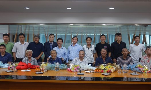 Ban tổ chức giải Quả bóng Vàng Việt Nam tặng quà, thăm hỏi các cựu cầu thủ TPHCM gặp khó khăn sáng 25.1. Ảnh: N.Đăng