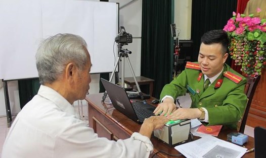 Công an quận Hoàn Kiếm (Hà Nội) cấp căn cước công dân gắn chip cho người dân trên địa bàn. Ảnh: V.Dũng.