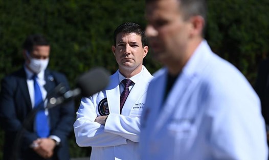 Ông Joe Biden thay bác sĩ Nhà Trắng Sean Conley bằng một bác sĩ gắn bó lâu năm với ông. Ảnh: AFP.