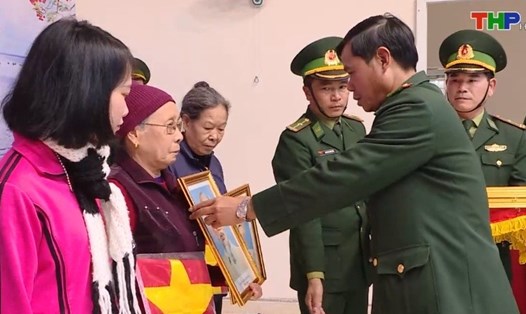 410 suất quà được trao tại chương trình "Xuân Biên phòng - Ấm lòng dân biển". Ảnh THP