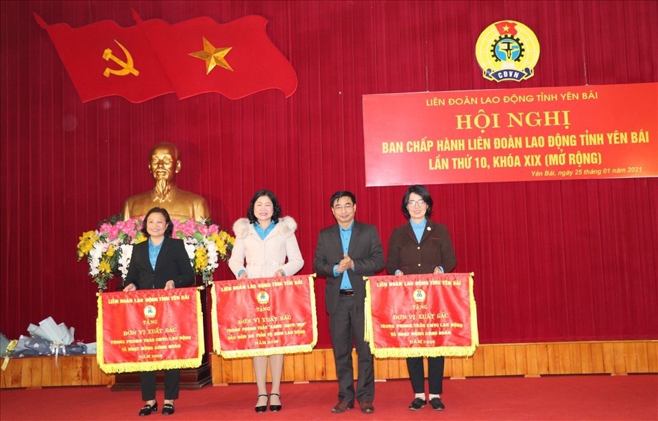 Ông Nguyễn Chương Phát - Chủ tịch LĐLĐ tỉnh Yên Bái (thứ hai từ phải sang) tặng Cờ thi đua cho các tập thể. Ảnh: Xuân Quỳnh