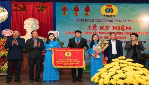 Chủ tịch Công đoàn Công Thương Việt Nam Trần Quang Huy (thứ hai từ trái sang) trao Cờ thi đua của Tổng LĐLĐVN cho Công đoàn TCty Giấy Việt Nam. Ảnh: Dương Tuấn