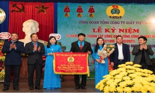 Chủ tịch Công đoàn Công Thương Việt Nam Trần Quang Huy (thứ hai từ trái sang) trao Cờ thi đua của Tổng LĐLĐVN cho Công đoàn TCty Giấy Việt Nam. Ảnh: Dương Tuấn