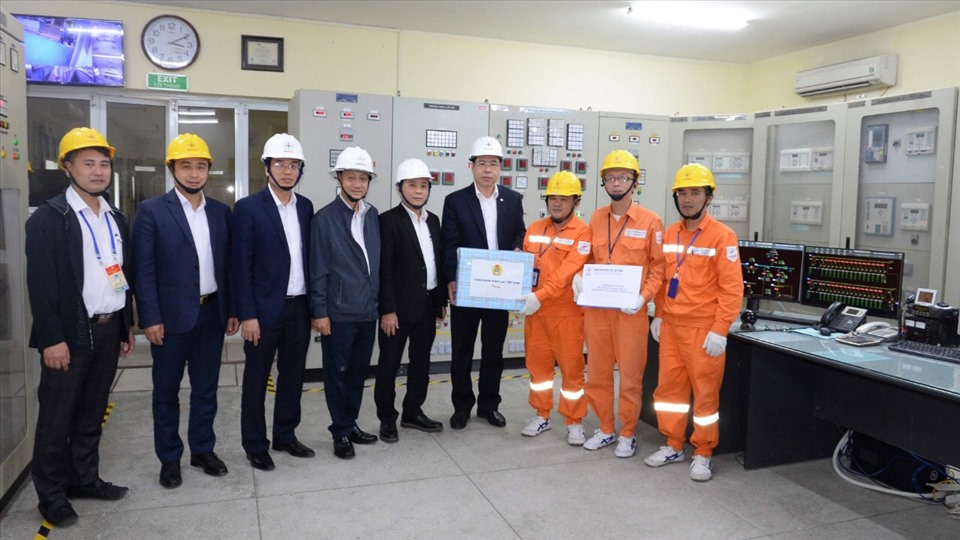 Chủ tịch Công đoàn Điện lực Việt Nam Đỗ Đức Hùng (thứ 4 từ phải sang) trao quà cho người lao động. Ảnh: Đắc Cường