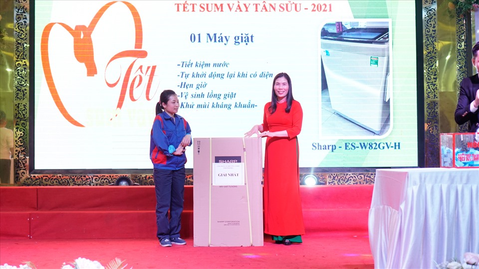 Bà Trịnh Thị Thoa - Chủ tịch LĐLĐ tỉnh Vĩnh Phúc - trao quà tới công nhân lao động may mắn bốc thăm trúng thưởng. Ảnh: Trần Anh Tuấn