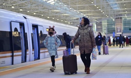 Hành khách lên tàu cao tốc tại một nhà ga ở thủ đô Bắc Kinh, Trung Quốc, tháng 1.2020. Ảnh: Tân Hoa Xã.