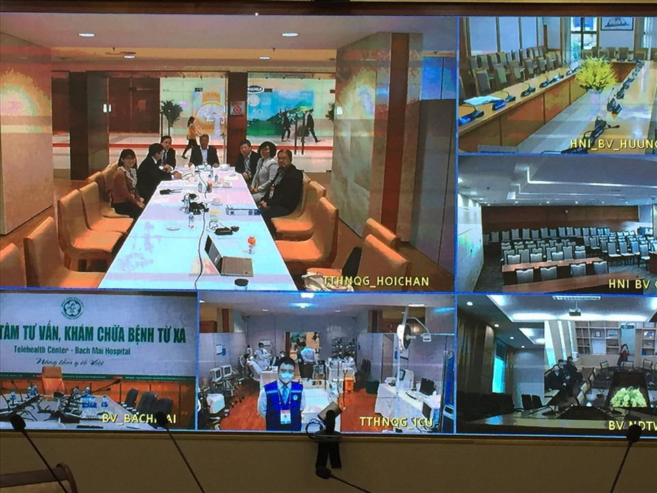 PGS.TS Nguyễn Trường Sơn - Thứ trưởng Bộ Y tế và các thành viên Hội đồng Chuyên môn tại Phòng trực chỉ huy của Bộ Y tế tại Trung tâm Hội nghị Quốc gia Mỹ Đình. Ảnh: Lê Hảo