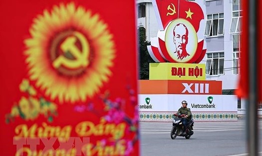 Áp phích chào mừng Đại hội XIII của Đảng Cộng sản Việt Nam. Ảnh: TTXVN
