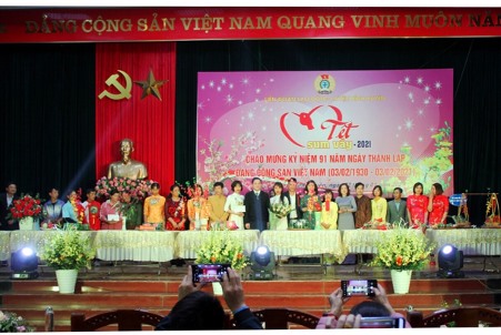 Lãnh đạo Huyện ủy, LĐLĐ tỉnh Vĩnh Phúc và Ngân hành Viettinbank Bình Xuyên trao quà cho 100 đoàn viên, CNVCLĐ có hoàn cảnh khó khăn. Ảnh: Kim Phương