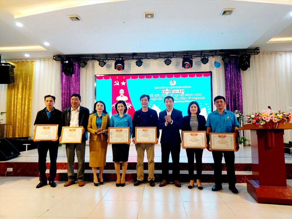 LĐLĐ Thị xã Thái Hòa (tỉnh Nghệ An) khen thưởng các đơn vị, cá nhân có thành tích xuất sắc. Ảnh: TH