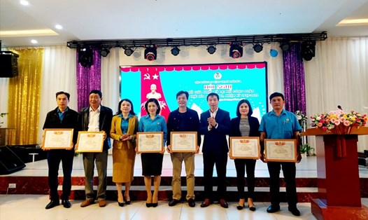 LĐLĐ Thị xã Thái Hòa (tỉnh Nghệ An) khen thưởng các đơn vị, cá nhân có thành tích xuất sắc. Ảnh: TH
