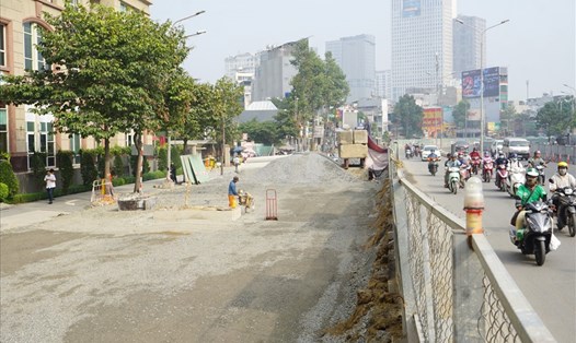 Một phần đường Nguyễn Hữu Cảnh đang được nâng nền.  Ảnh: Minh Quân