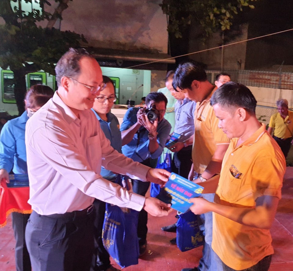 Ông Nguyễn Hồ Hải, Phó Bí thư Thành ủy TPHCM trao vé máy bay cho các công nhân lao động tiêu biểu. Ảnh Nam Dương
