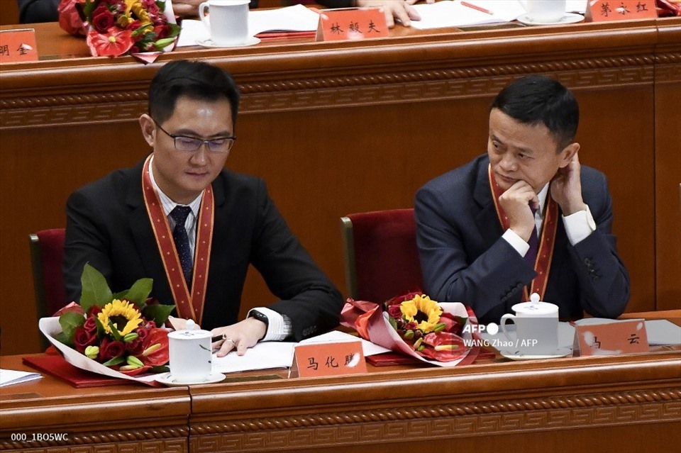 Người đồng sáng lập Alibaba Jack Ma (phải) nhìn CEO Pony Ma của Tencent trong một sự kiện tổ chức năm 2018 ở Bắc Kinh, Trung Quốc. Ảnh: AFP.