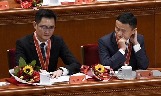 Người đồng sáng lập Alibaba Jack Ma (phải) nhìn CEO Pony Ma của Tencent trong một sự kiện tổ chức năm 2018 ở Bắc Kinh, Trung Quốc. Ảnh: AFP.