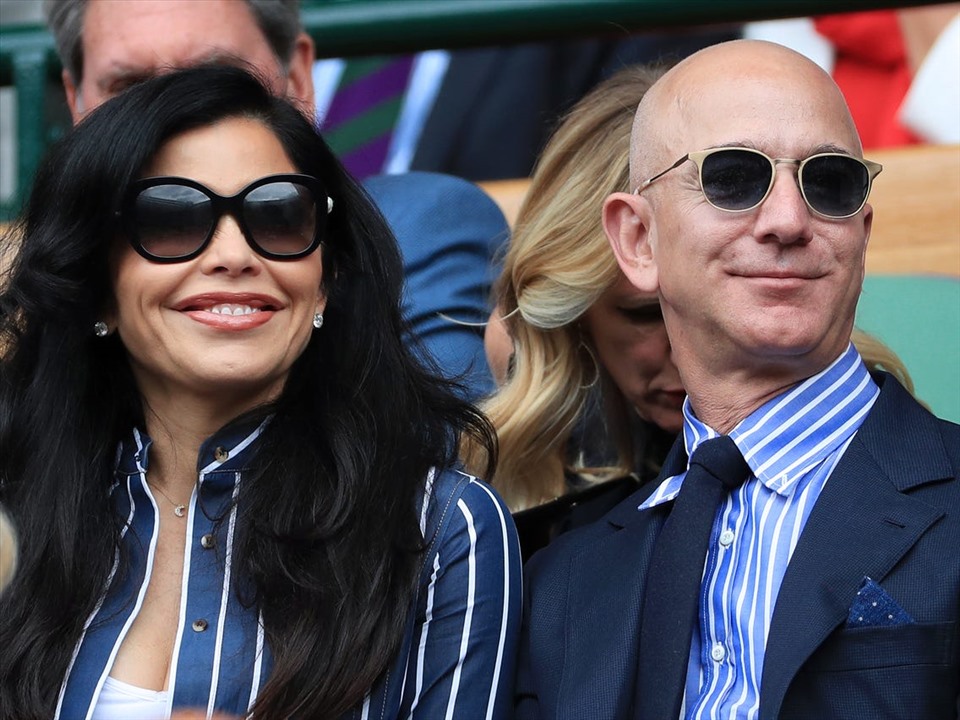 Jeff Bezos và bạn gái Lauren Sanchez. Ảnh: AFP