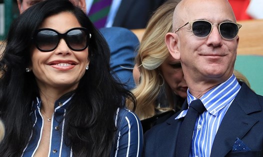 Jeff Bezos và bạn gái Lauren Sanchez. Ảnh: AFP