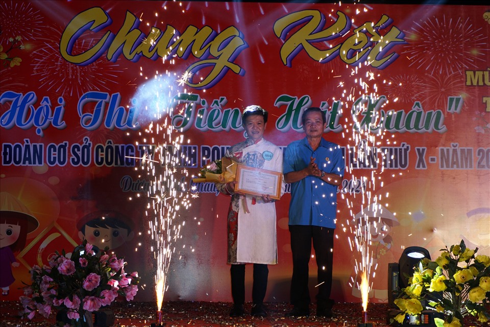 Trao thưởng cho thí sinh đạt giải nhất hội thi. Ảnh LĐLĐ Tây Ninh cung cấp