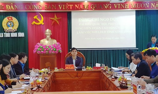 Đoàn công tác của Tổng LĐLĐ Việt Nam làm việc với LĐLĐ tỉnh Ninh Bình. Ảnh: NT