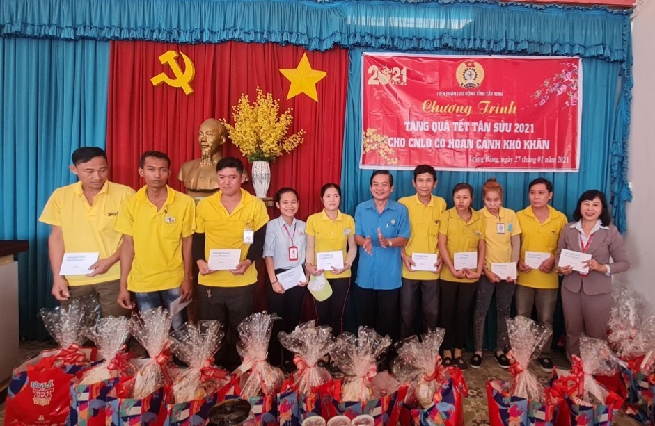 Trao tặng quà Tết cho đoàn viên, công nhân, lao động có hoàn cảnh khó khăn, bị tai nạn lao động. Ảnh LĐLĐ Tây Ninh cung cấp