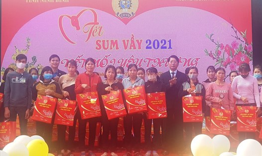 Đại diện lãnh đạo Tổng LĐLĐ Việt Nam và lãnh đạo UBND tỉnh Ninh Bình trao quà cho CNLĐ. Ảnh: NT