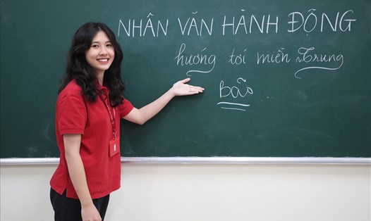Một lần "đứng lớp" của Phạm Thị Ngân Giang – học sinh lớp 10 chuyên Địa. Ảnh: Hoài Anh
