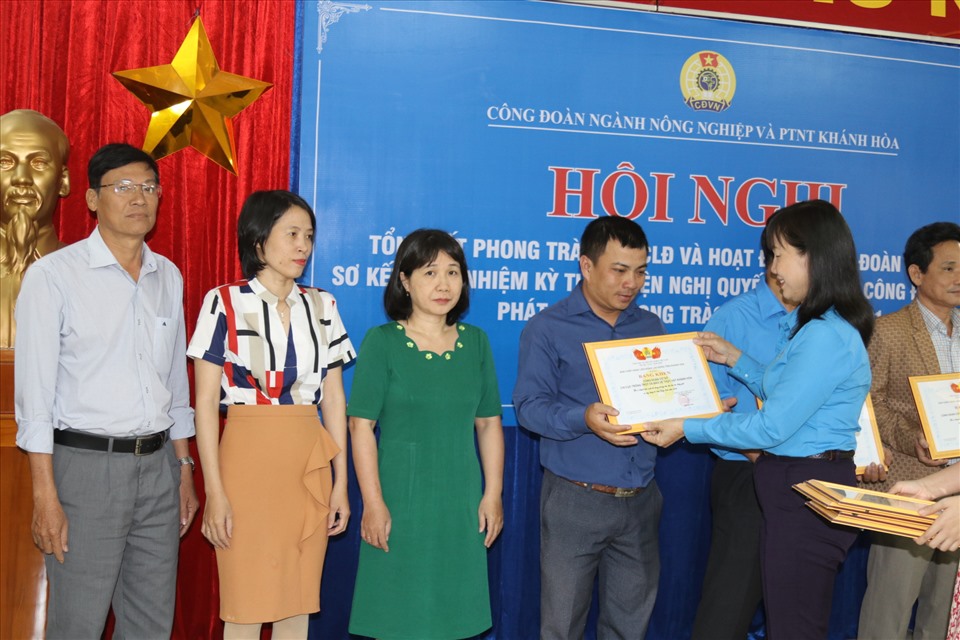 Bà Nguyễn Thị Hằng-Phó chủ tịch LĐLĐ tỉnh Khánh Hoà tặng bằng khen cho các tập thể tiêu biểu trong hoạt động công đoàn năm 2020.Ảnh: Phương Linh