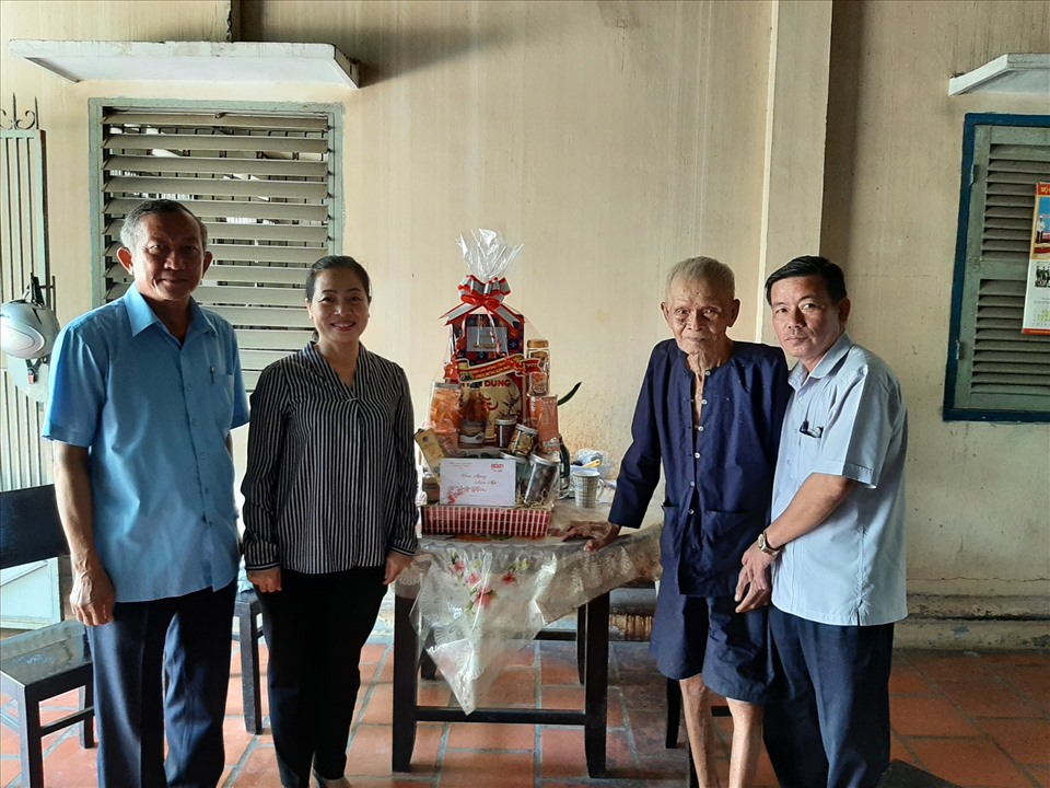 Đoàn công tác LĐLĐ tỉnh đến thăm các đồng chí nguyên lãnh đạo tỉnh qua các thời kỳ. Ảnh LĐLĐ Tây Ninh cung cấp