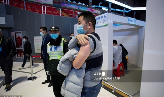 Một người đàn ông vừa được tiêm chủng vaccine COVID-19 tại một điểm tiêm chủng ở Thượng Hải, Trung Quốc, ngày 19.1. Ảnh: AFP