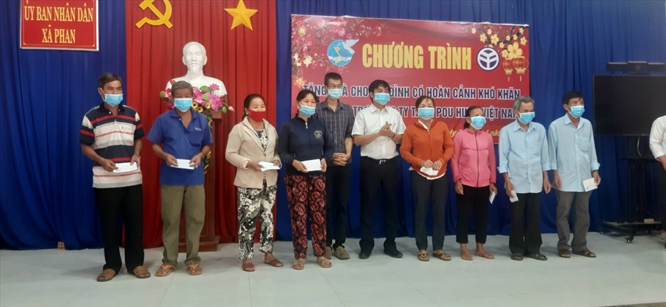 Ban Giám đốc và Ban chấp hành công đoàn Công ty TNHH Pou Hung VN cùng lãnh đạo địa phương trao tặng quà cho người dân khó khăn. Ảnh LĐLĐ Tây Ninh cung cấp