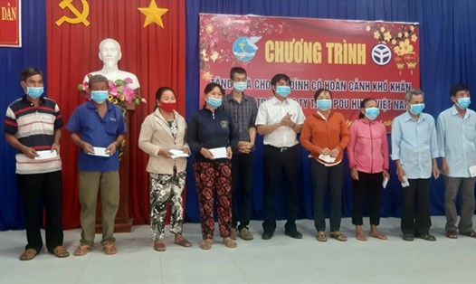 Ban Giám đốc và Ban chấp hành công đoàn Công ty TNHH Pou Hung VN cùng lãnh đạo địa phương trao tặng quà cho người dân khó khăn. Ảnh LĐLĐ Tây Ninh cung cấp