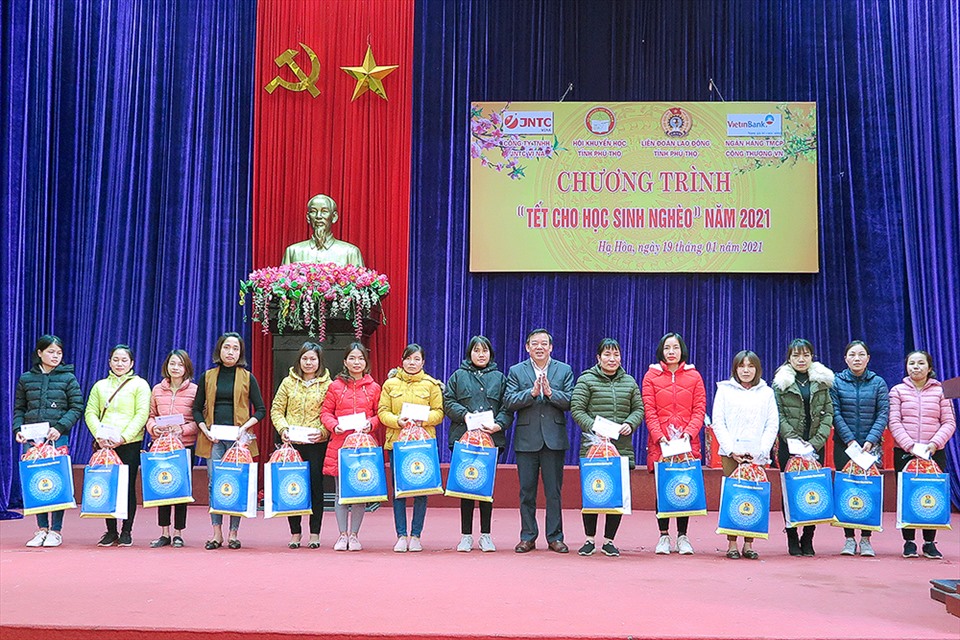Ông Nguyễn Ngọc Hướng – Phó Chủ tịch LĐLĐ tỉnh Phú Thọ - trao quà tết cho giáo viên. Ảnh: Hoàng Tuấn
