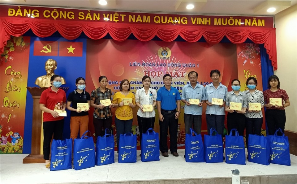 Đại diện LĐLĐ Quận 1 tặng quà cho các CNVCLĐ có hoàn cảnh khó khăn trên địa bàn quận. Ảnh LĐLĐ Quận 1 cung cấp.