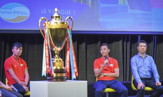 Quế Ngọc Hải và Bùi Tiến Dũng cùng vô địch V.League 2020 trong màu áo Viettel. Ảnh: Trọng Tùng