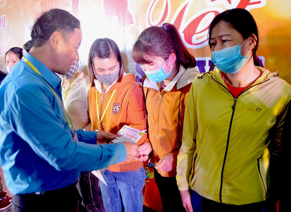 Lãnh đạo LĐLĐ tỉnh Quảng Ninh tặng quà cho đoàn viên có hoàn cảnh khó khăn. 
Ảnh: CĐQN